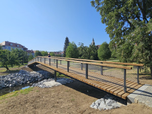 Nová lávka přes Polečnici propojila síť pěších tras v Jelení zahradě