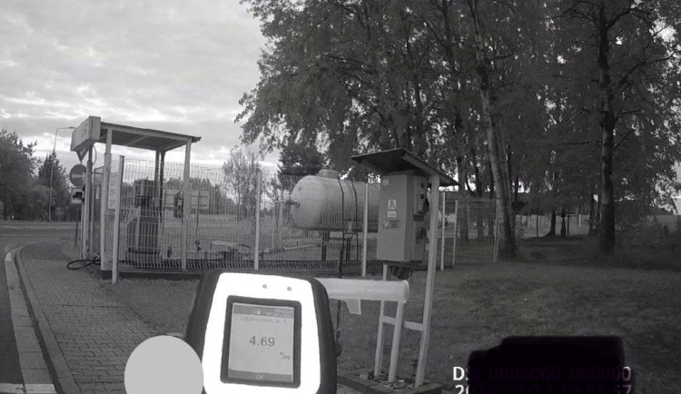 Opilý muž přijel na benzínku pro alkohol a odpadnul. Nadýchal skoro 5 promile