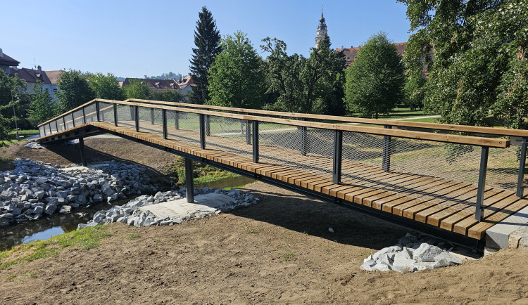 Nová lávka přes Polečnici propojila síť pěších tras v Jelení zahradě