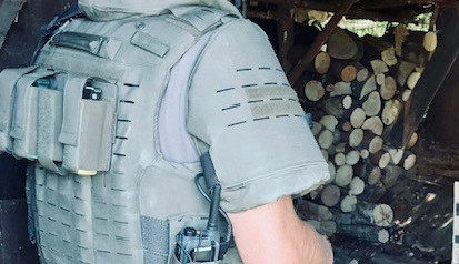 Drama v chatové osadě. Agresivní muž střílel z brokovnice a napadl svou známou