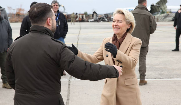 EU uvolnila Ukrajině 3,47 miliardy eur na drony a Gripeny