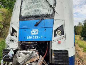 Střet vlaku s kamionem. Souprava je nepojízdná, na koleje se vysypala balená voda