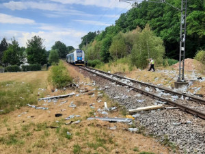 Střet vlaku s kamionem. Souprava je nepojízdná, na koleje se vysypala balená voda