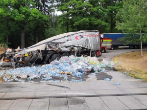Střet vlaku s kamionem. Souprava je nepojízdná, na koleje se vysypala balená voda