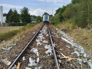 Střet vlaku s kamionem. Souprava je nepojízdná, na koleje se vysypala balená voda