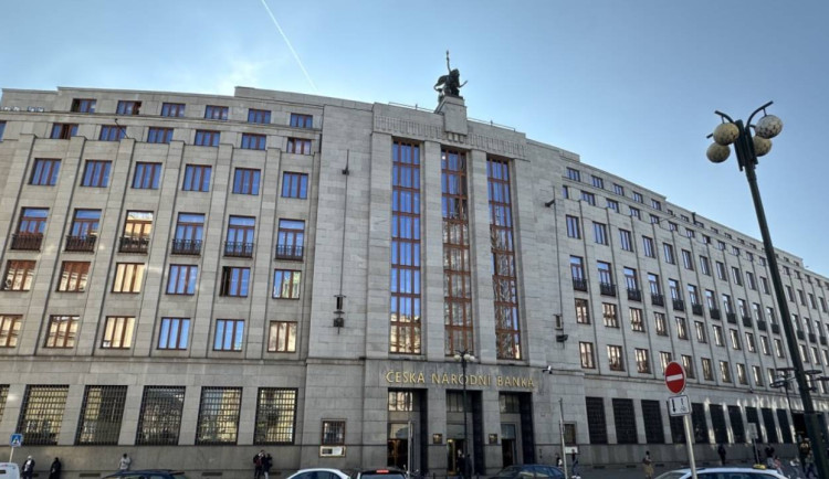 ČNB ponechala sazby beze změny, inflace má krátkodobě vzrůst ke 3 %