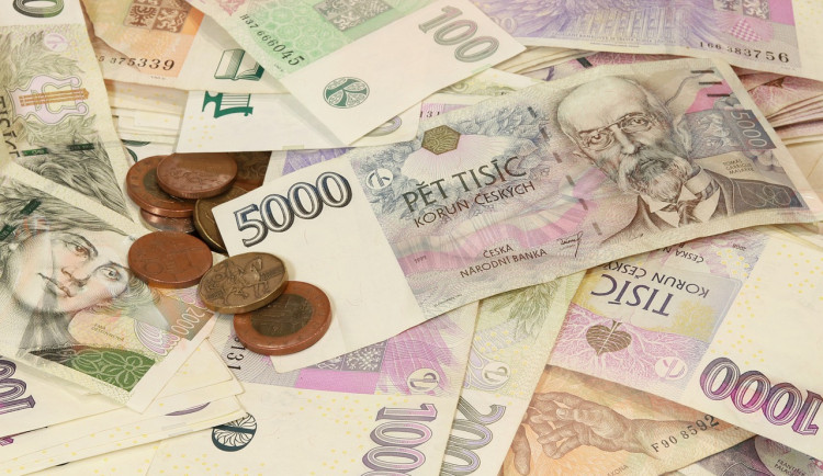 Přebytek zahraničního obchodu v červnu meziročně klesl na 15,5 miliardy korun