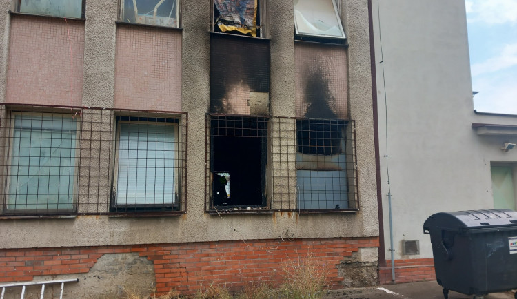 Požár vyhnal z hodonínské ubytovny přes dvacet lidí i pár zvířat. Hořel pokoj