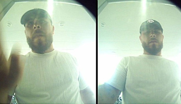 Policie hledá neznámého muže z kamerového záznamu a žádá o pomoc veřejnost