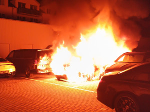 V autosalonu začalo hořet elektroauto, hasiči ho museli ponořit do kontejneru