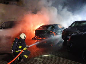 V autosalonu začalo hořet elektroauto, hasiči ho museli ponořit do kontejneru