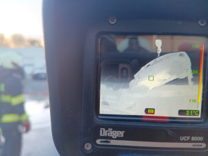 V autosalonu začalo hořet elektroauto, hasiči ho museli ponořit do kontejneru