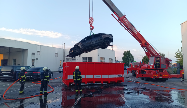 V autosalonu začalo hořet elektroauto, hasiči ho museli ponořit do kontejneru