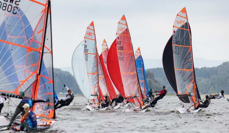 Lipno poprvé hostí evropský šampionát jachtařů. Závodníci bojují hlavně s počasím