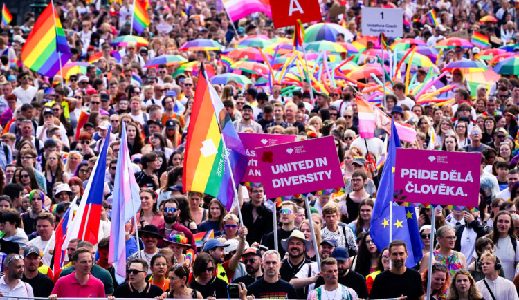 Duhovým průvodem dnes vyvrcholí festival na podporu LGBT+ komunity Prague Pride