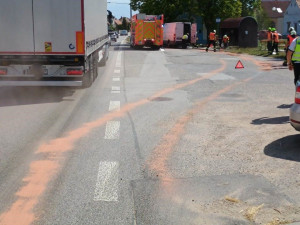 Na silnici vytekl nebezpečný síran železitý, náklad byl nejspíš špatně zajištěný