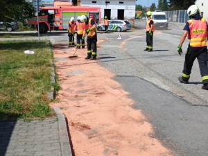 Na silnici vytekl nebezpečný síran železitý, náklad byl nejspíš špatně zajištěný