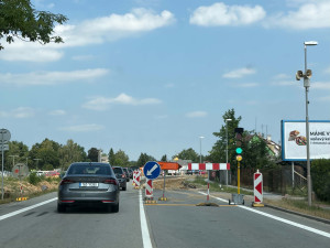 Semafor a kolony jsou zpátky. U letiště v Plané pokračuje stavba nové křižovatky