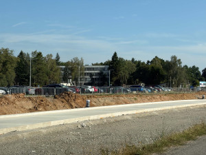 Semafor a kolony jsou zpátky. U letiště v Plané pokračuje stavba nové křižovatky