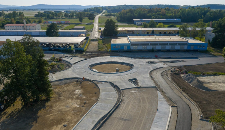 Semafor a kolony jsou zpátky. U letiště v Plané pokračuje stavba nové křižovatky