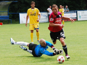 Petr Benát obchází gólmana Uvarenka