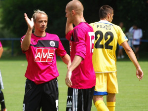 První branku Dynama proti Jihlavě vsítil Zdeněk Ondrášek, vlevo Rudolf Otepka