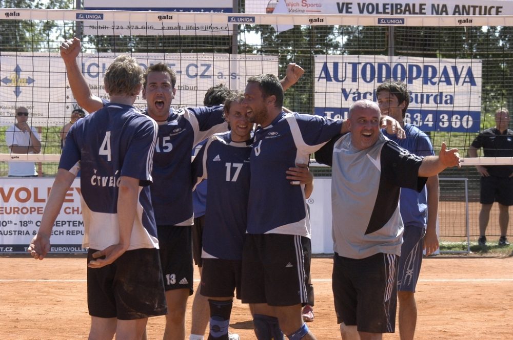 Mistrovství ČR ve volejbalu na antuce vyhráli Čtveráci