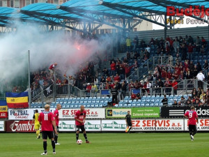 Situace ze 42. minuty. Nitrianský je ošetřován, sparťanští fanoušci se radují z gólu