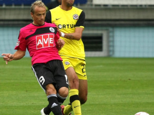 Otepka odehrává míč před Lubošem Huškem