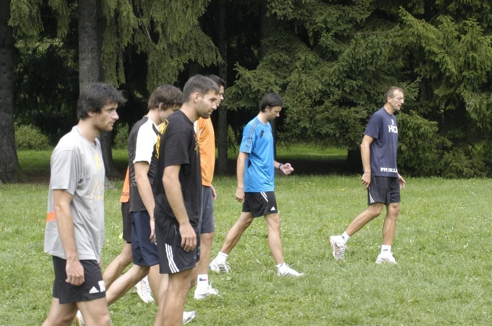 Druhou polovinu tréninku vedl Standa Pochop (vpravo), trenér Jan Svoboda si mezitím odskočil do sportovky za svým druhým týmem.
