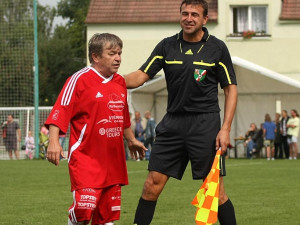 Malý velký muž Roman Skamene při rozmluvě s rozhodčím Robertem Crkvou