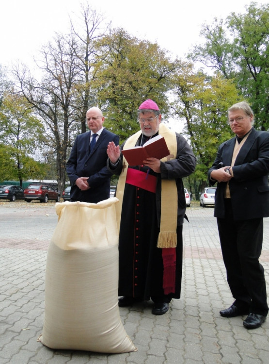 Biskup žehná