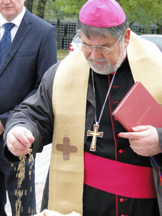 Biskup žehná