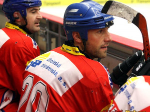 Fotbalisté Roman Lengyel (v popředí) s Ivanem Dvořákem