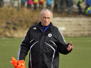 Trenér František Cipro sledovaný dětmi z mateřské školy