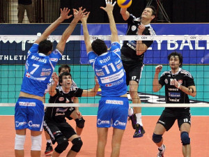 Wout Wijsmans s Jakubem Veselým blokují smeč Štěpána Smrčky