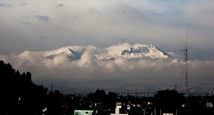 Sopka Nevado de Toluca ze střechy bytu