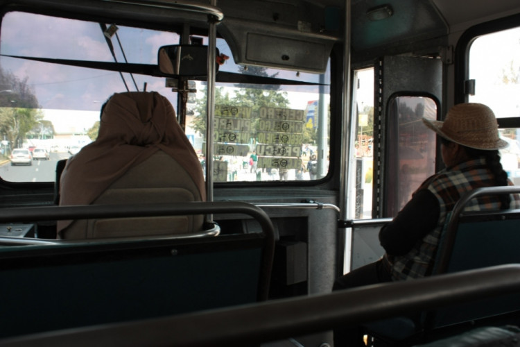 Toluca - cesta autobusem s nápisy čtvrtí, kterými projíždí