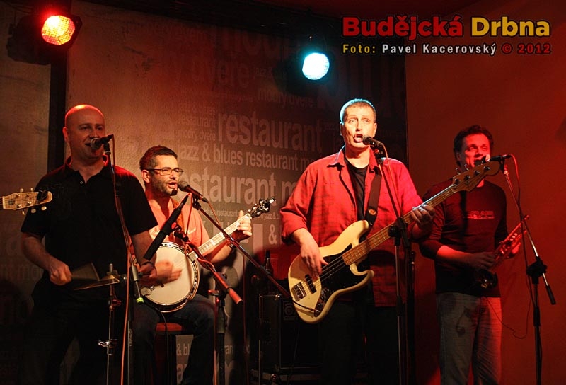 Koncert Děda Mládek Illegal Bandu v Modrých dveřích
