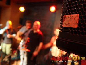 Koncert Děda Mládek Illegal Bandu v Modrých dveřích