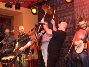 Koncert Děda Mládek Illegal Bandu v Modrých dveřích