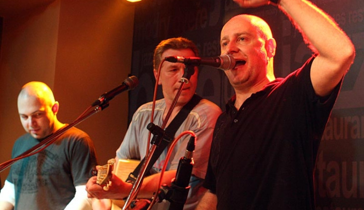 Koncert Děda Mládek Illegal Bandu v Modrých dveřích