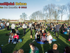 Zaplněná plocha v kampusu JČU