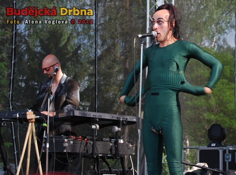 Jeden z dalších oblečků zpěváka z Unifiction