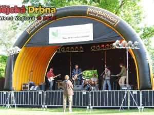 Jediný odvážný, který si přišel poslechnout skvěle sehranou kapelu Road work