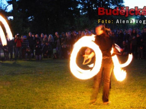 Když fireshow začala, teprve se stmívalo