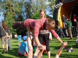 Odvážné dívky si mohly vyzkoušet svou pružnost v akrobatickém workshopu