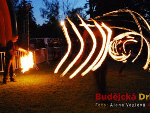 V pozadí je vidět jediný člen skupiny