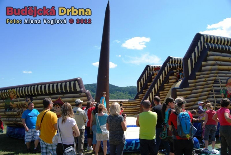 Děti řádily na gumové pirátské lodi