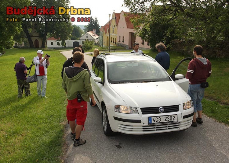 Lukáš Langmajer přijel s autem na náves v Babovřeskách